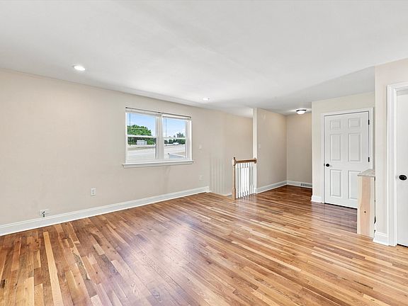 2nd image of 438 W Chestnut St