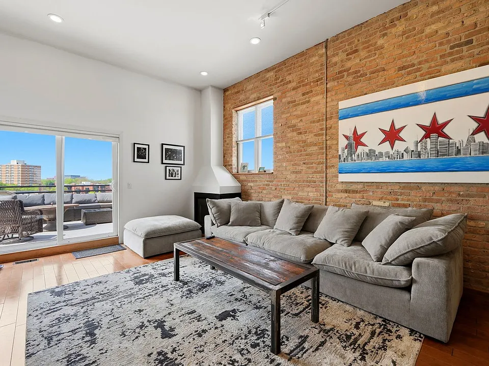1541 N Milwaukee Ave #ID1354356P