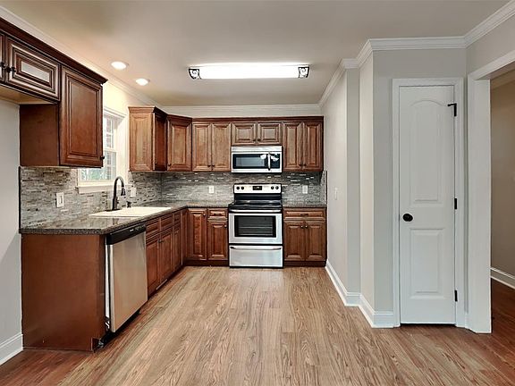 3rd image of 5584 N Hillsdale St