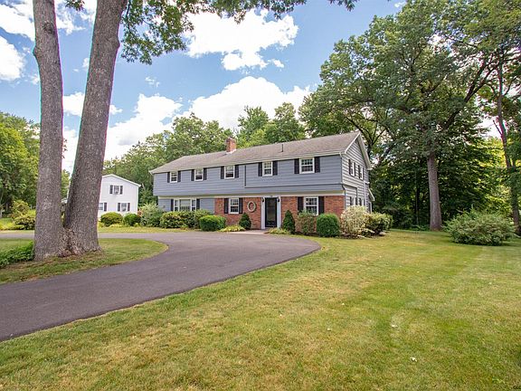 3rd image of 34 Hemlock Dr