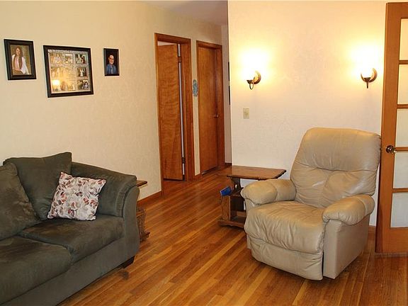 4th image of 3717 Meadow Dr