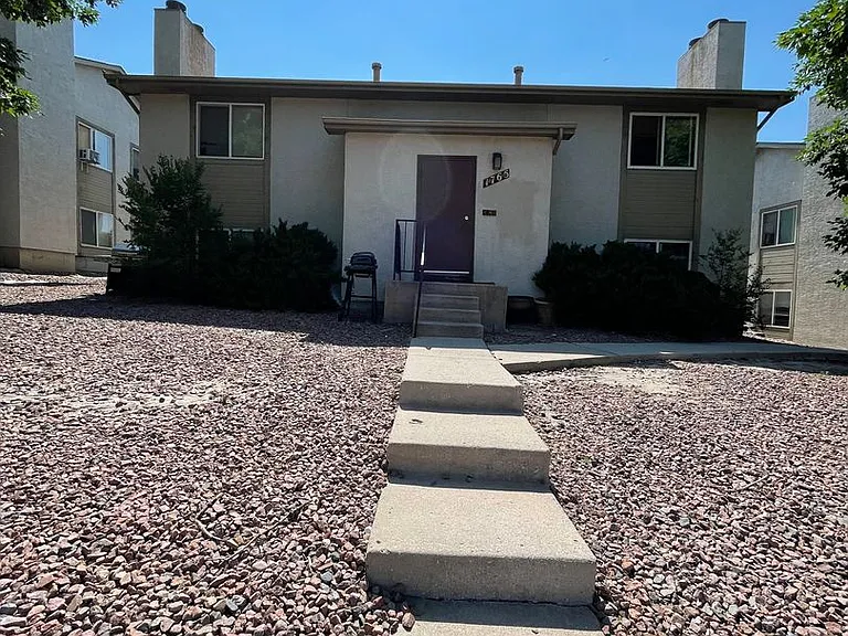 1765 Zebulon Dr #D — Photo 2