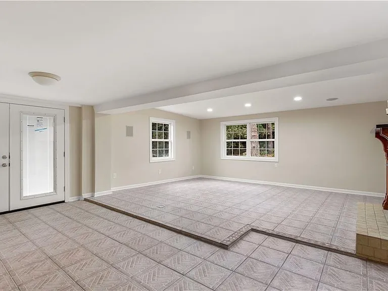 424 Byron Ave E — Photo 17