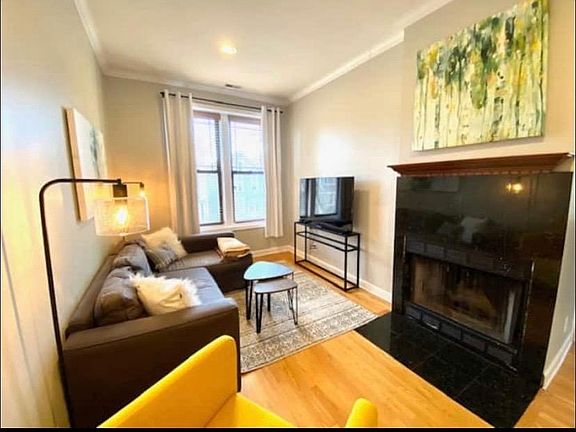 3rd image of 1434 W Fletcher St APT 2F