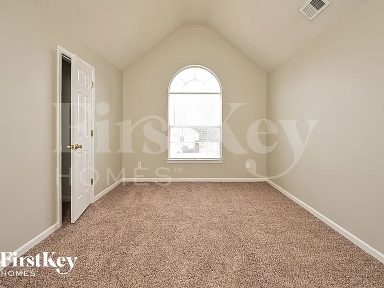 161 Titan Rd — Photo 10