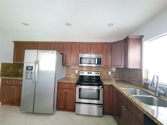 2nd image of 1814 Oakmount Dr #1814
