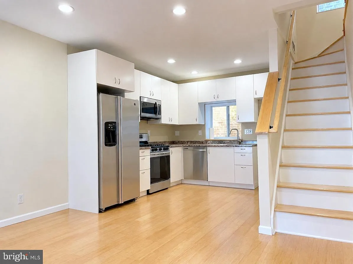 3 bed, 2.0 bath, 1008 sqft, $2,995 — Photo 1