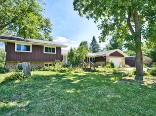 8N677 Wildwood Dr, Elgin, IL 60124