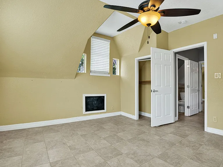 1615 W Commerce St — Photo 14