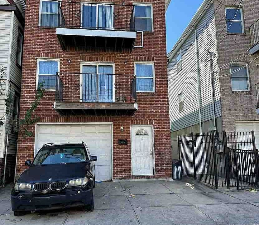 1st image of 17 Grant Ave