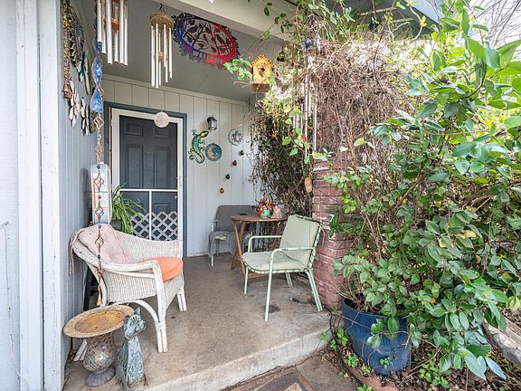 5th image of 2239 Garden Ave
