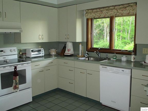 3rd image of 6 White Birch Dr
