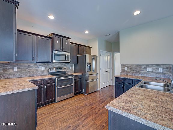 4th image of 610 Heartwood Drive