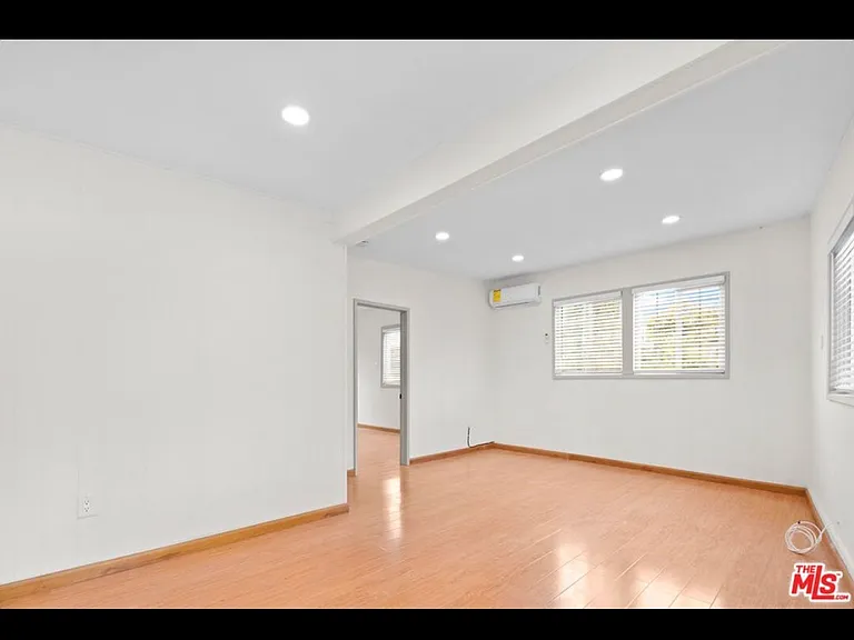 2900-2902 Asbury St #2900 — Photo 8