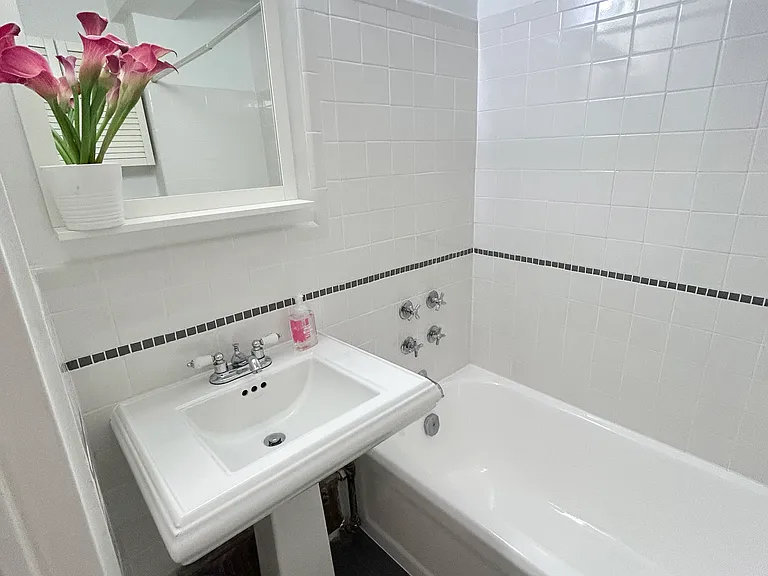 200 W 20th St #402 — Photo 8