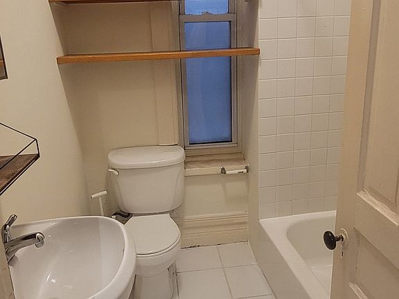 3rd image of 1727 W Erie St #1F