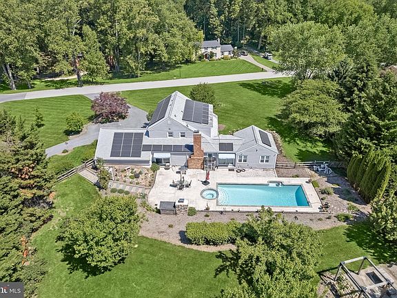 4th image of 5 Barnstable Ct
