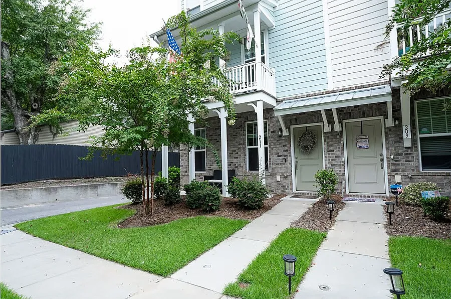 4 bed, 3.5 bath, 2008 sqft, $3,750 — Photo 2