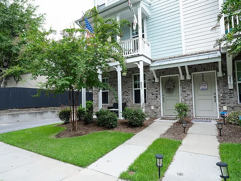 211 Harlequin Aly — Photo 2