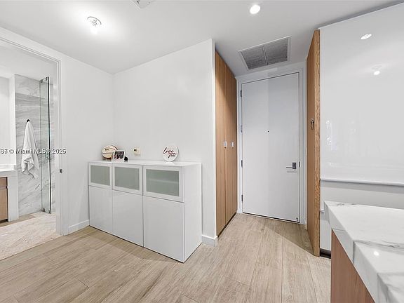 4th image of 2831 S Bayshore Dr