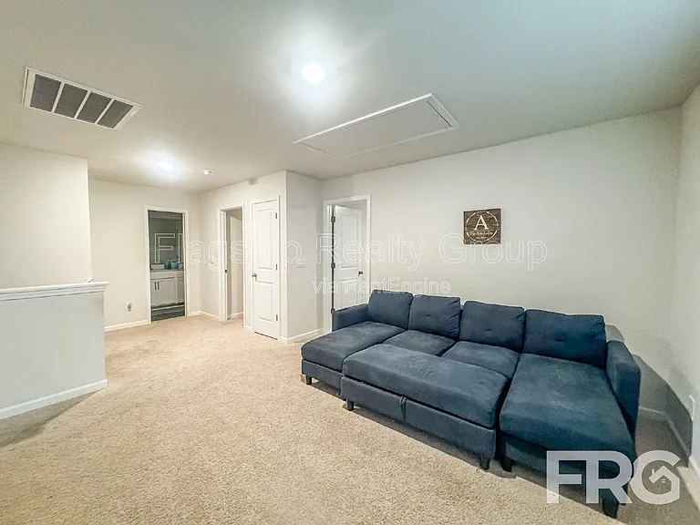 1028 Riverstone Dr — Photo 16