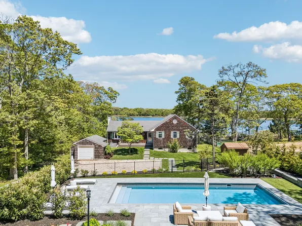 580 Broadwaters Rd, Cutchogue, NY 11935