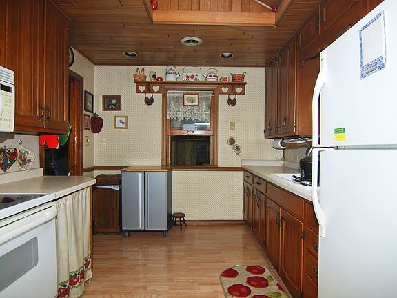 5th image of 390 N Lincoln St
