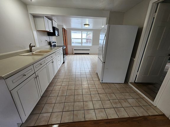 2nd image of 818 Bedford St #1