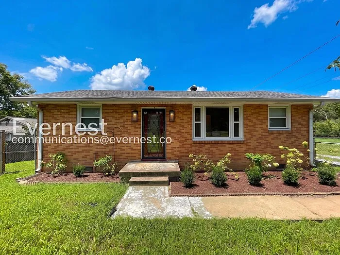 3 bed, 1.0 bath, 1100 sqft, $1,850 — Photo 1