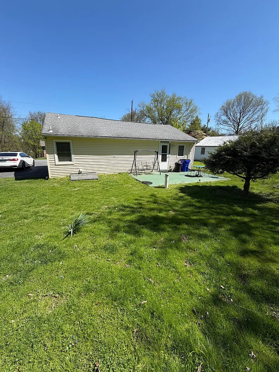 Building Photo - 9715 Thompson Dr