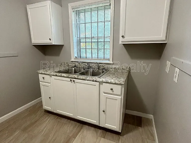 1070 E Walthal Cir — Photo 11