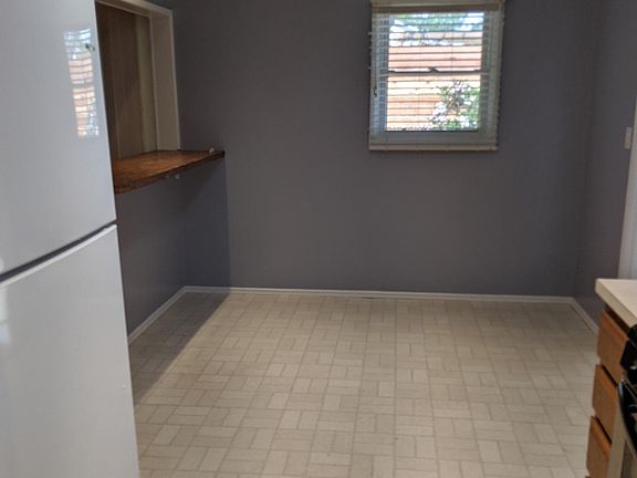 Eat-in area off kitchen