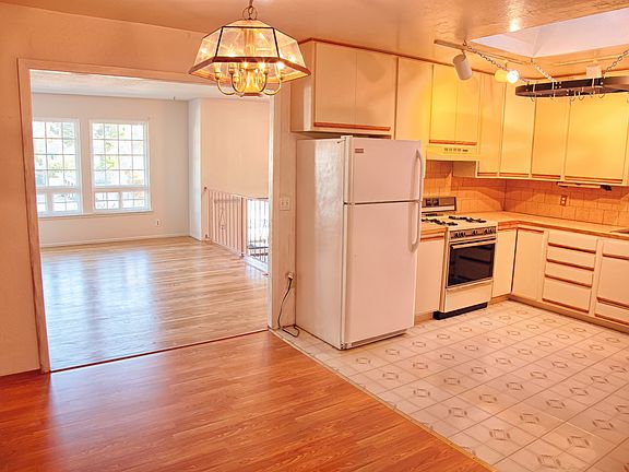 3rd image of 1323 Poplar Ave