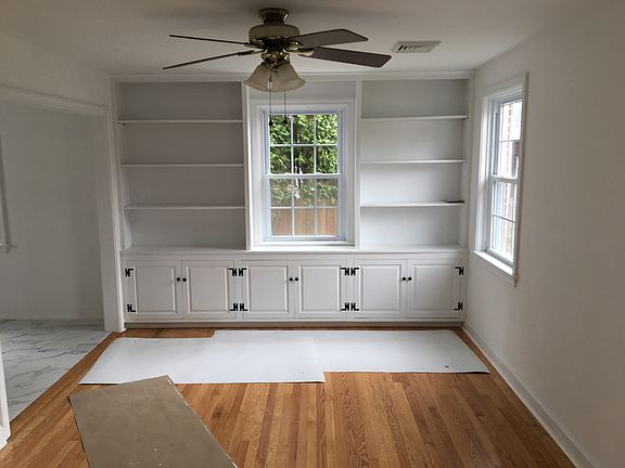 Livingroom Hardwood floors