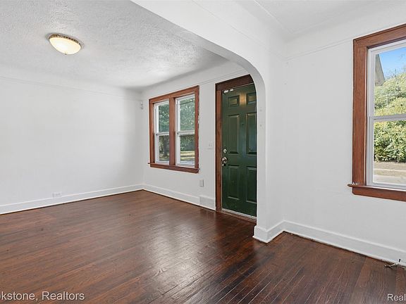 4th image of 20050 Winston St