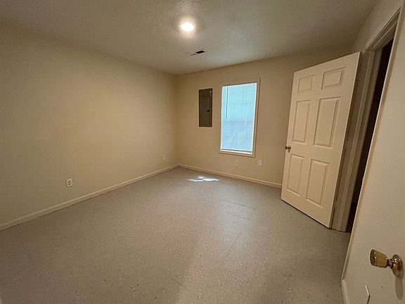 4th image of 818 N McLemore Ave #0