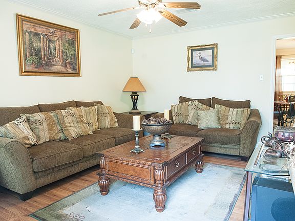 3rd image of 407 Cypress Dr