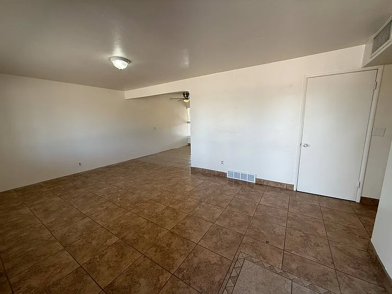 1325 N Venice Ave — Photo 8