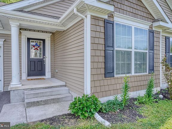 3rd image of 139 Fox Run Dr