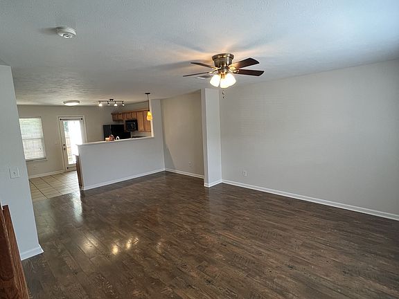3rd image of 141 Oak Valley Cir