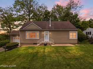 12 Hillcrest Dr, Dallas, PA 18612