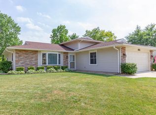 975 Brower Dr, Roselle, IL 60172