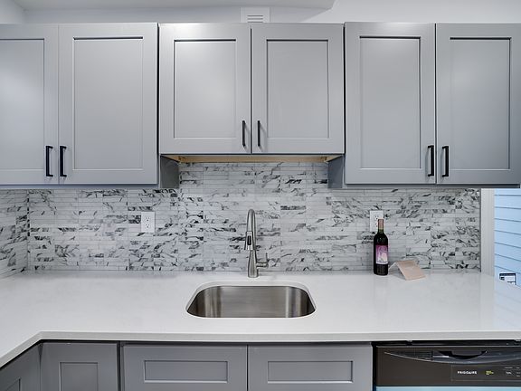 4th image of 525 Sarah St Unit A