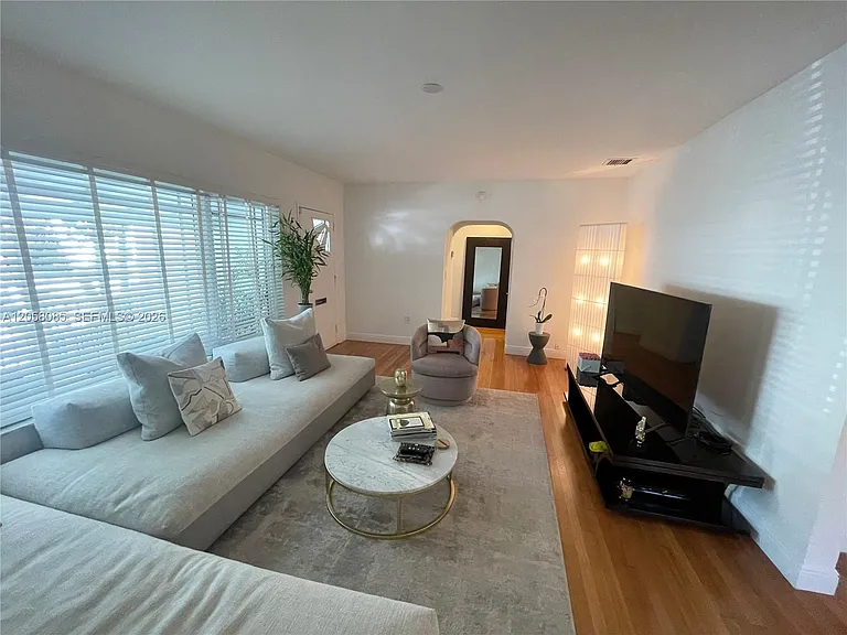 1116 Biarritz Dr — Photo 2