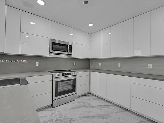 3rd image of 250 SE 1st Ter