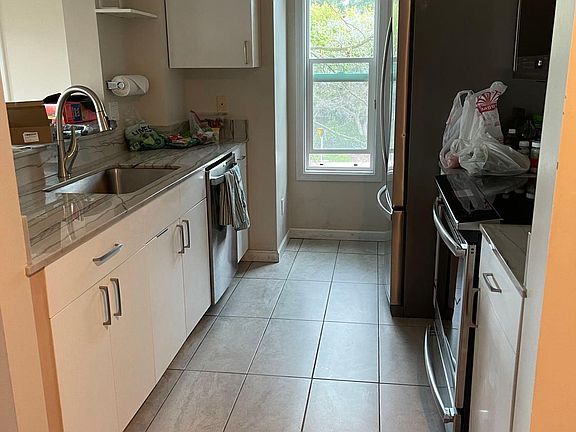 5th image of 11011 NE 12th St Unit 306
