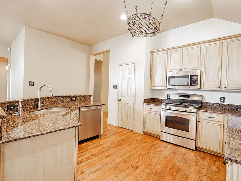 1875 Crestlake Dr — Photo 15