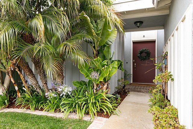 1860 Adelaide Ct-003-028-Front Entry Det