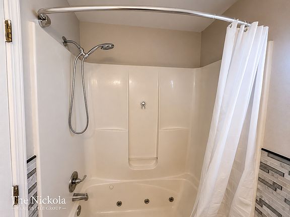4th image of 3132 Louis Dr