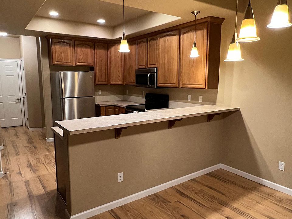 Kitchen/bar/dining space